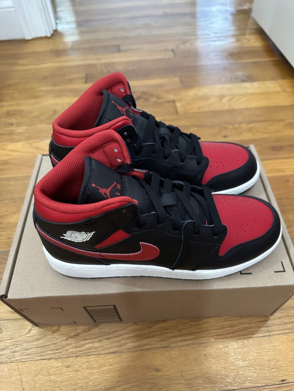 *New* Jordan 1 Mid Big Kid Black Red (DQ8423-067) Size 6.5Y